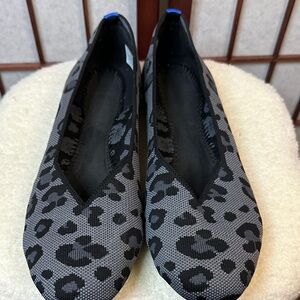 Source Unknown Black and Gray Animal Print Flats